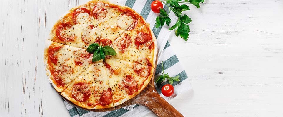 Ev Yapımı İncecik Hamurlu Sıcacık Pizza Tarifi